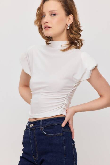 13185 Vatkalı Drapeli Kısa Kollu Bluz Ekru - Stilay