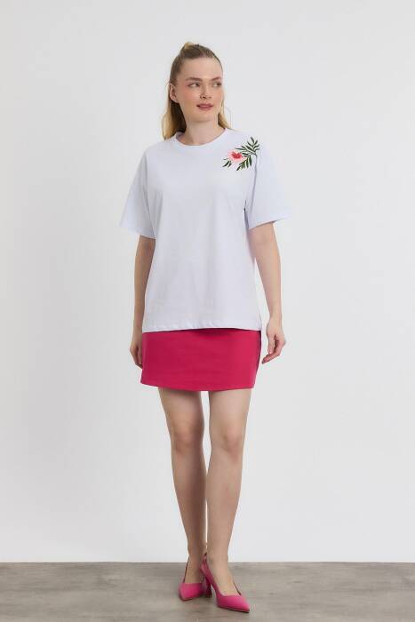 2150-21 Çiçek Nakışlı Tişört Beyaz - Stilay