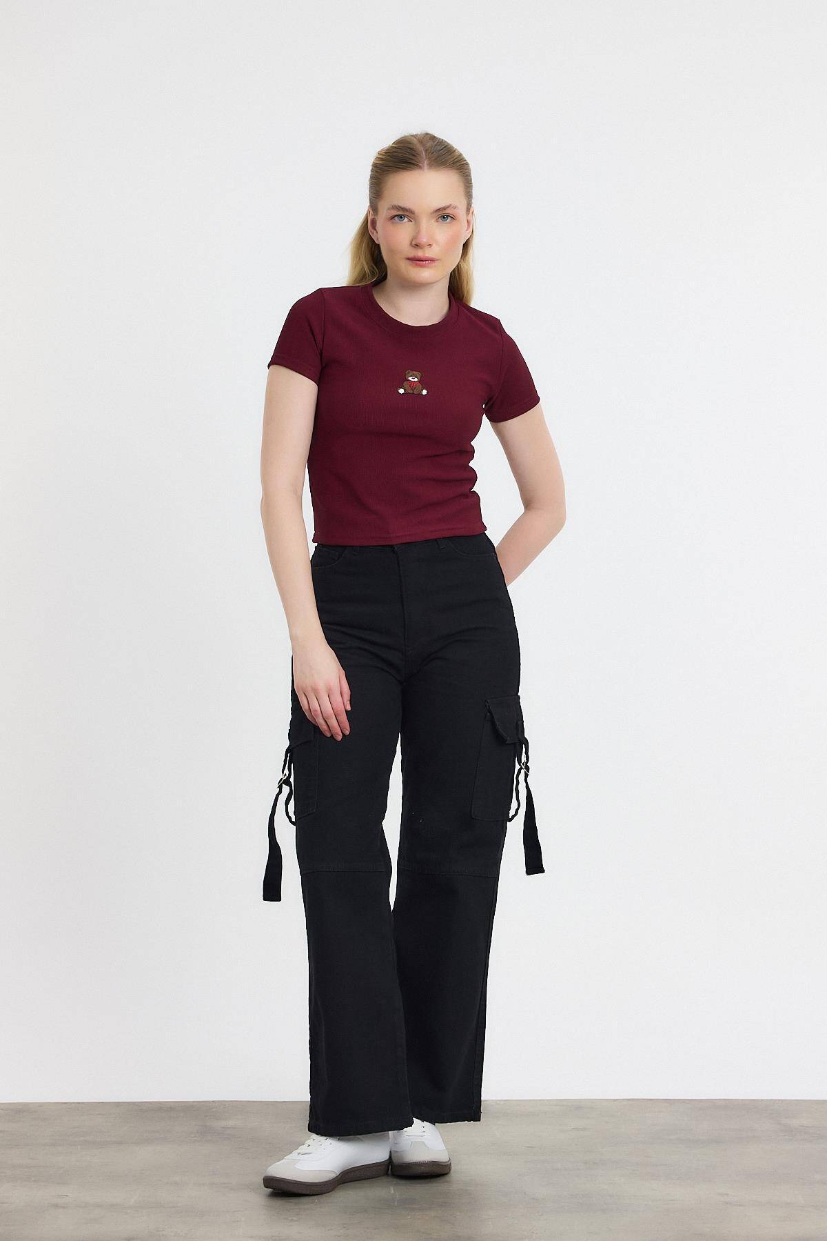 2199 Ayıcık Nakışlı Kısa Kol Bluz Bordo - Stilay