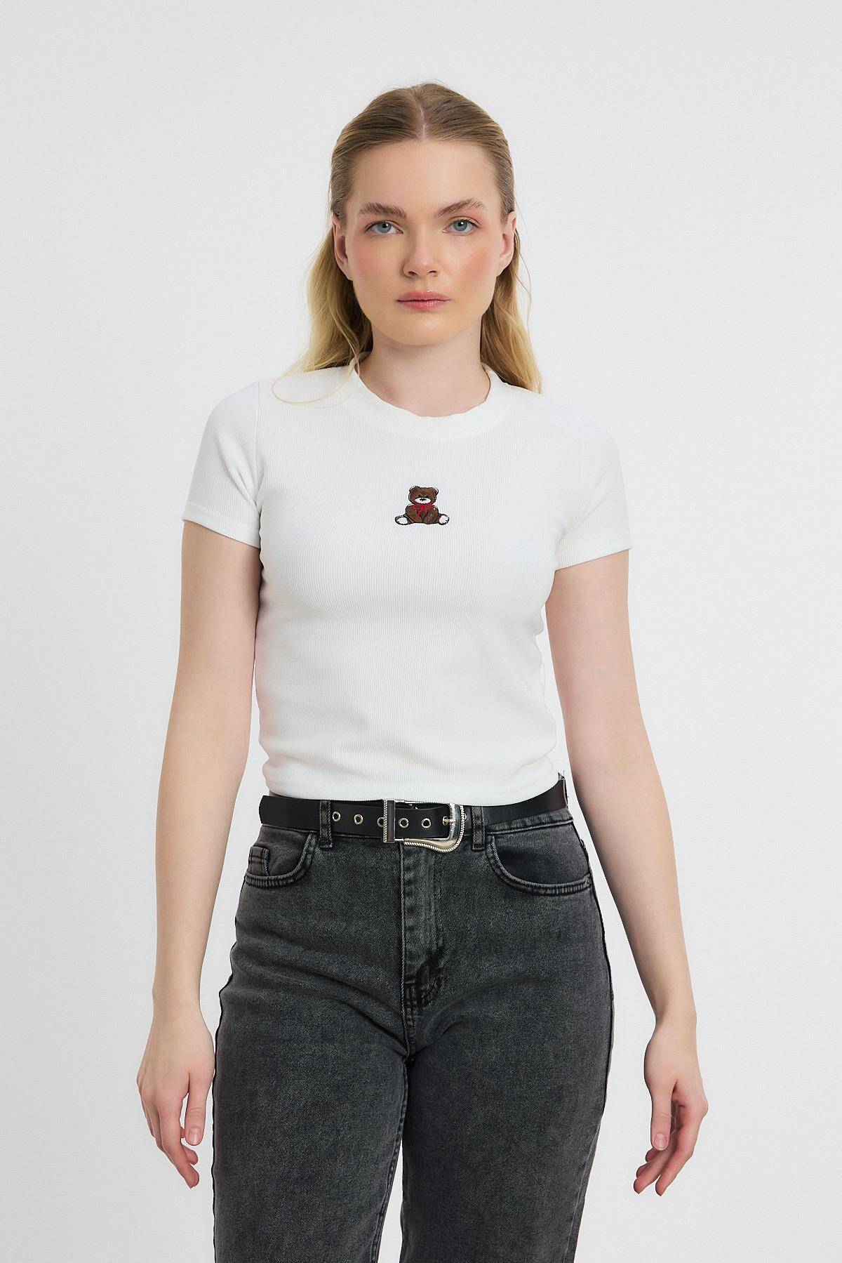 2199 Ayıcık Nakışlı Kısa Kol Bluz Ekru - Stilay