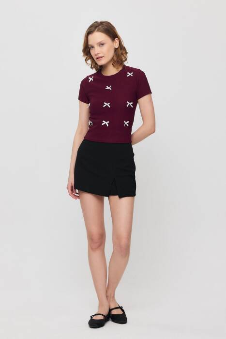 2202 Kurdele Detay Kısa Kol Tişört Bordo - Stilay