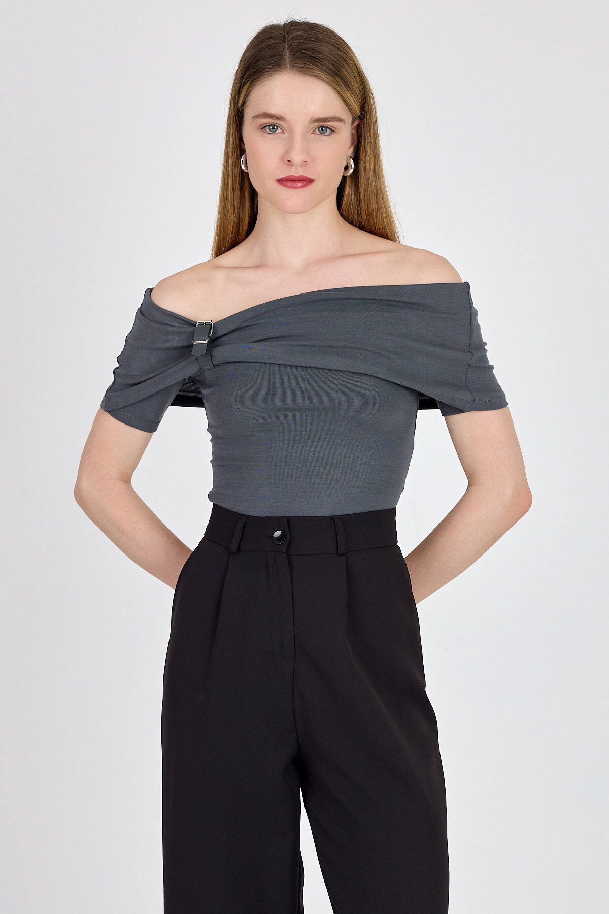 Antrasit Viskoz/Yumuşak Kumaş Madonna Yaka Toka Detaylı Bluz 1475 - Stilay