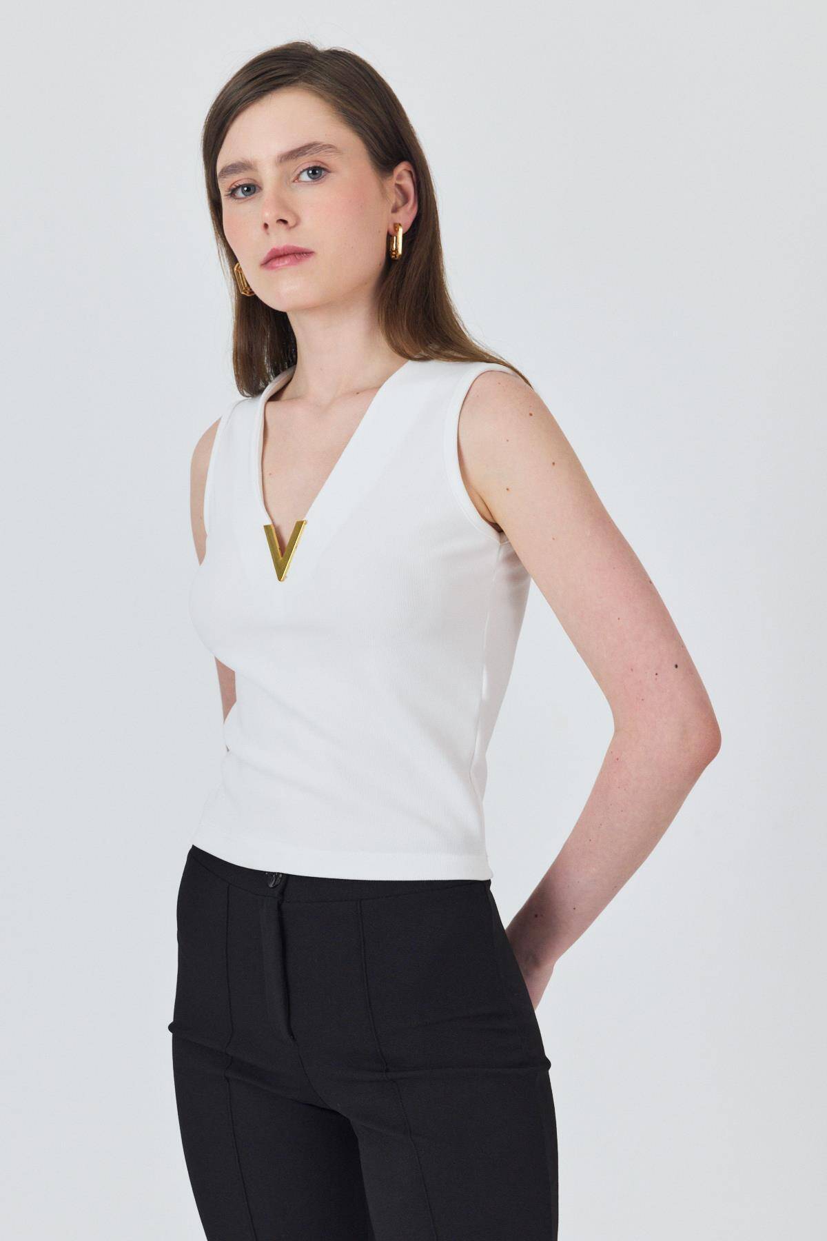 Beyaz Aksesuar Detaylı Kolsuz Kadın Bluz 21545 - Stilay