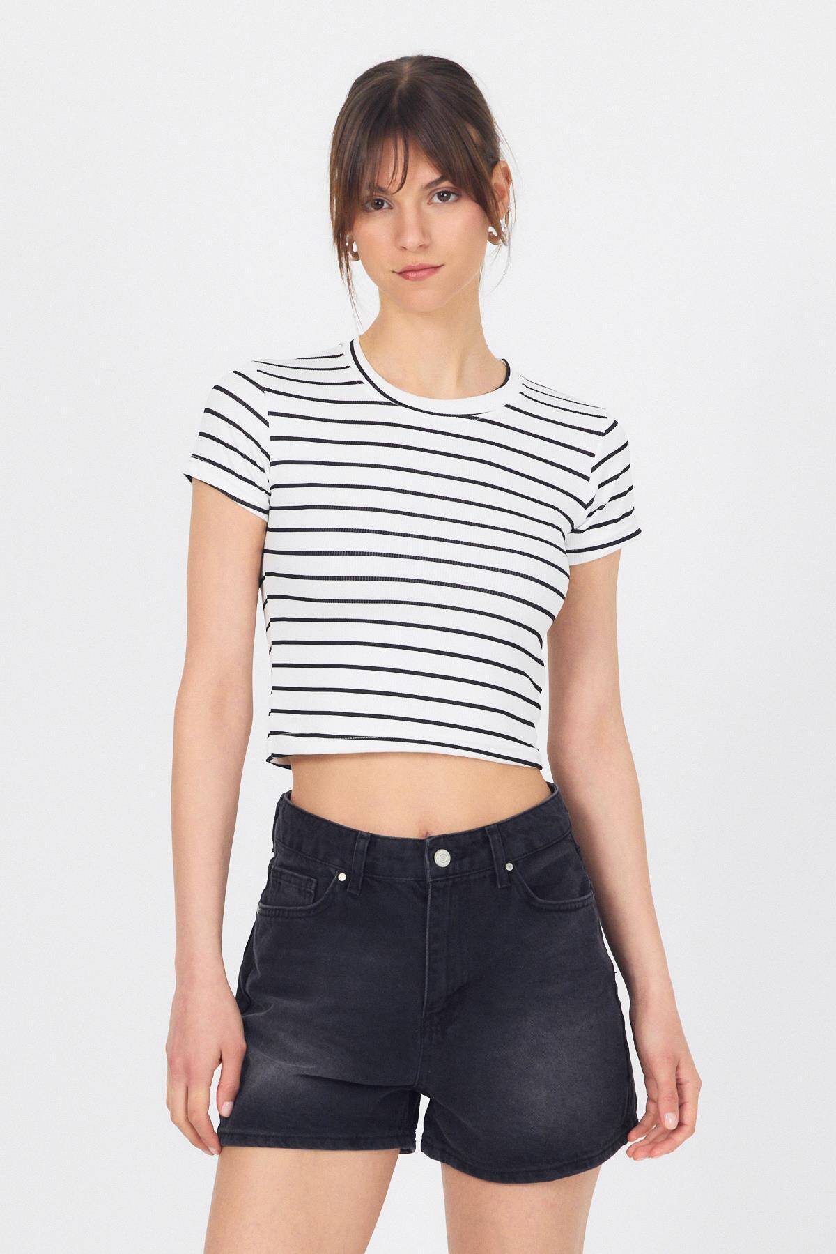 Beyaz Bisiklet Yaka Çizgili Crop Tişört 2147 - 1
