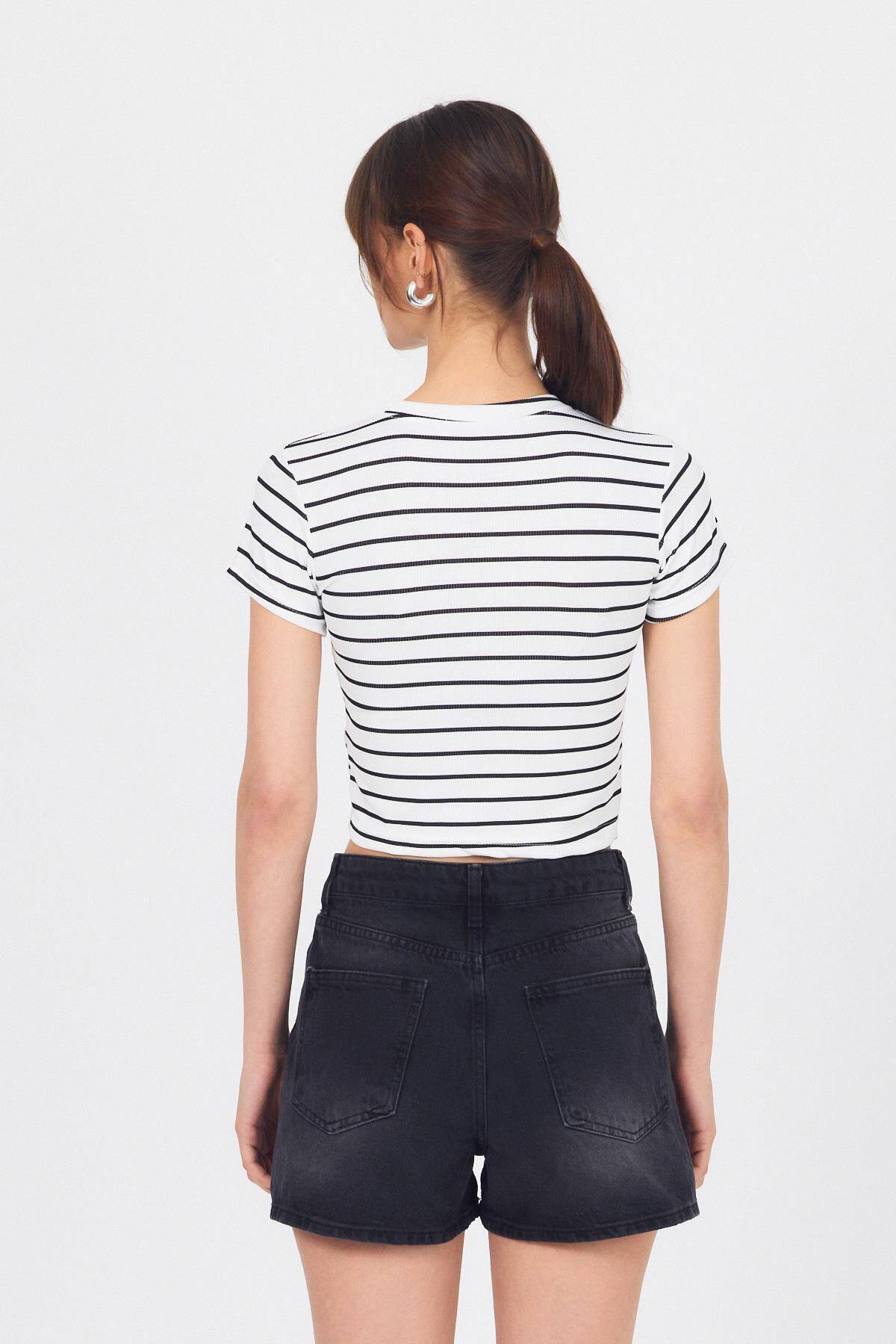 Beyaz Bisiklet Yaka Çizgili Crop Tişört 2147 - 5