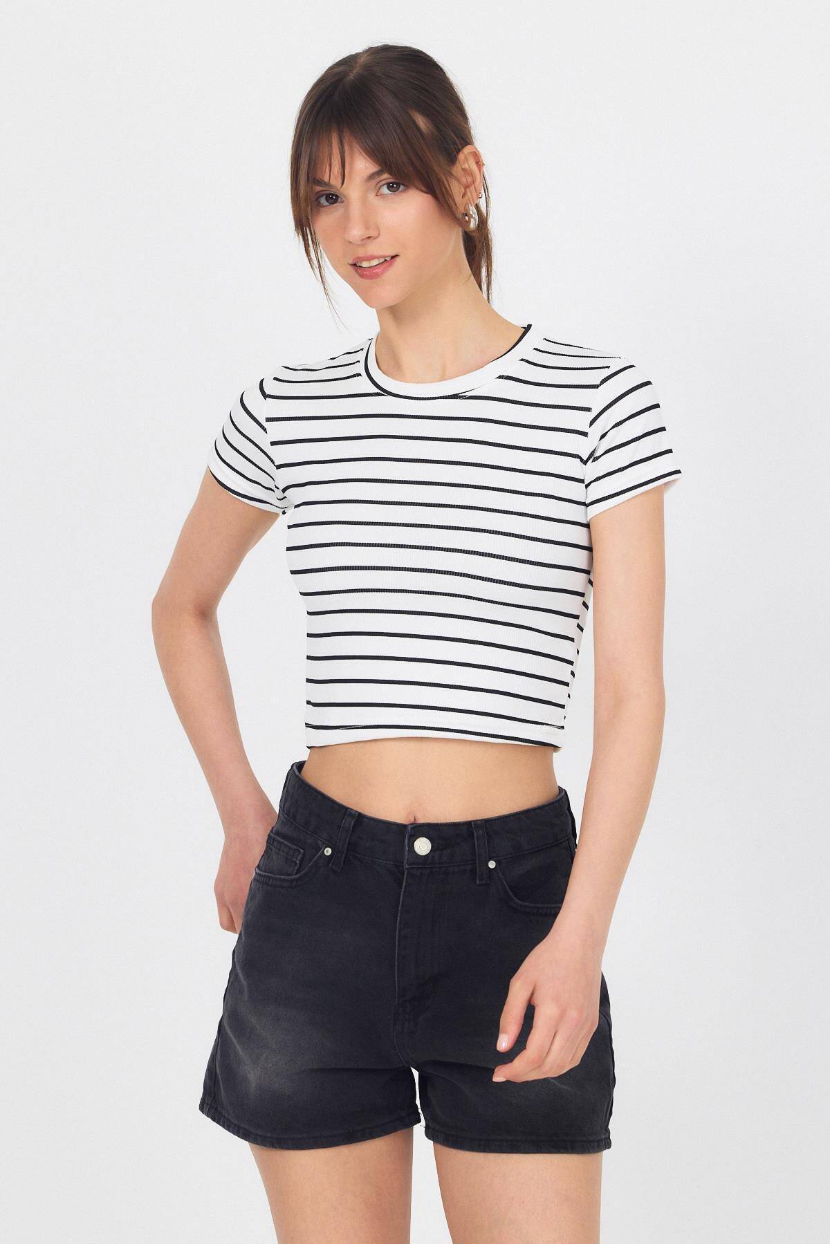 Beyaz Bisiklet Yaka Çizgili Crop Tişört 2147 - 8