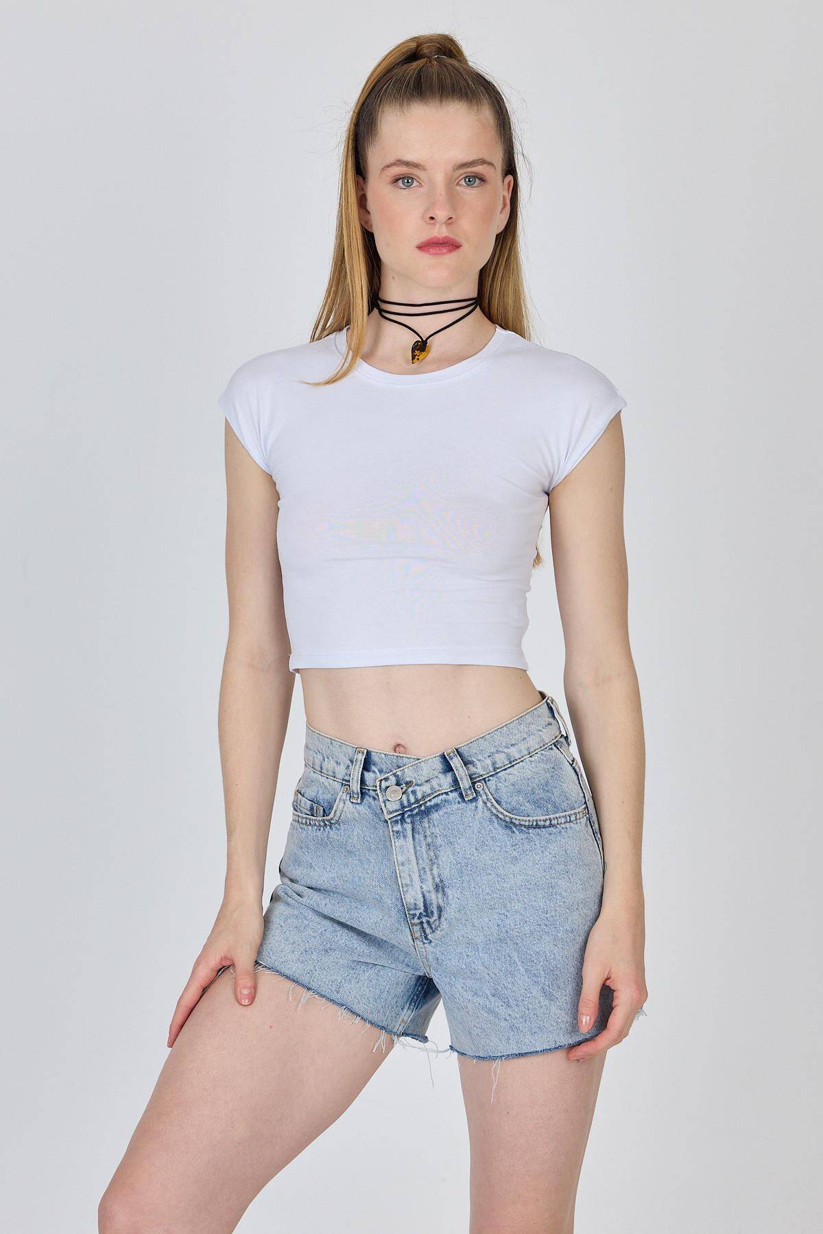 Beyaz Bisiklet Yaka Pamuklu Slim Fit Crop Tişört 9199M - Stilay