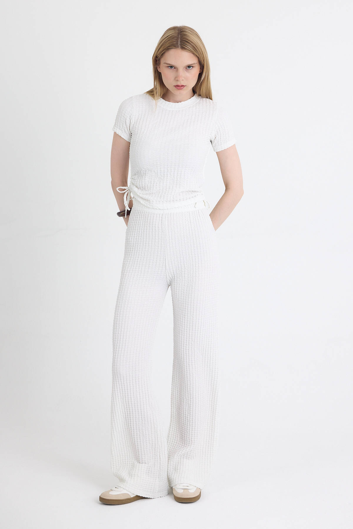 Beyaz Bürümcük Dokulu Büzgülü Crop ve Geniş Paça Pantolon Takımı 3001 - Stilay