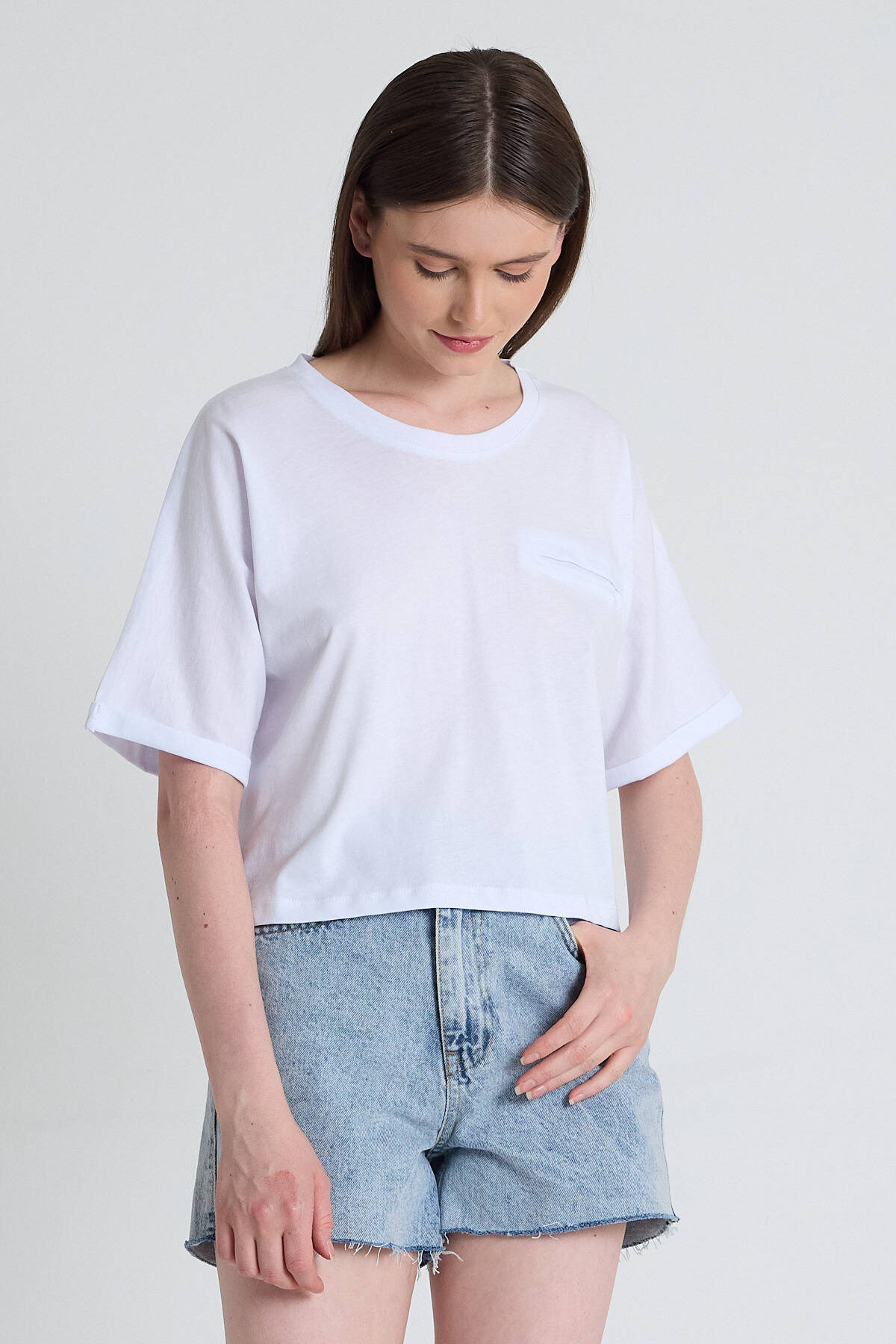 Beyaz Cep Detaylı Bisiklet Yaka Crop Tişört 2136M - Stilay