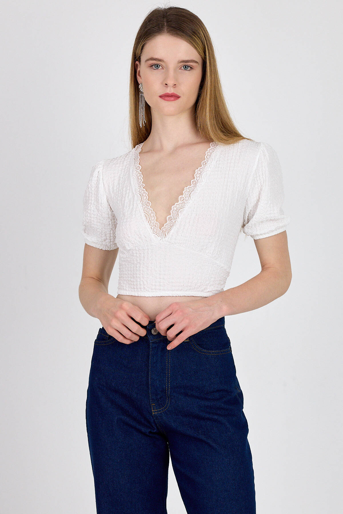 Beyaz Dantel Detaylı Bürümcük Kumaş Crop Bluz 2231 - Stilay