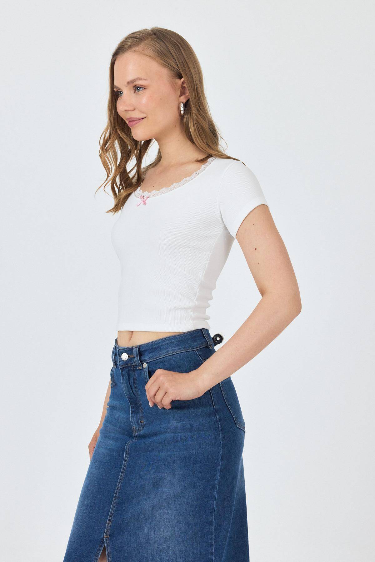 Beyaz Dantel Yaka Fiyonk Detaylı Crop Tişört 2207 - Stilay