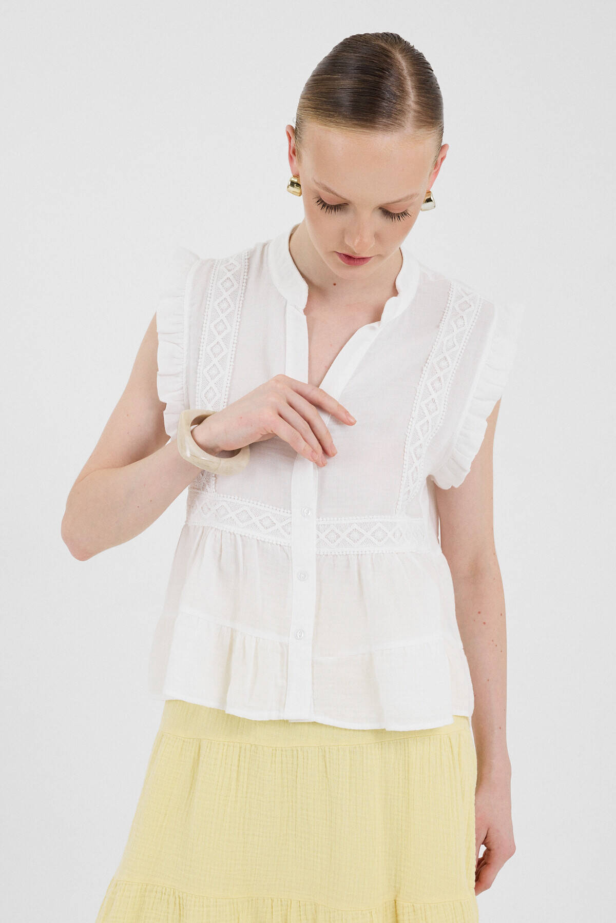 Beyaz Fırfır Kollu Dantel Detaylı %100 Pamuk Müslin Bluz 8039A - Stilay