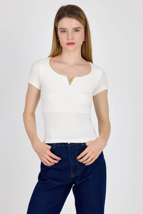 Beyaz Gold Aksesuar Detaylı Viskoz/Yumuşak Kumaş Tişört 1460 - Stilay