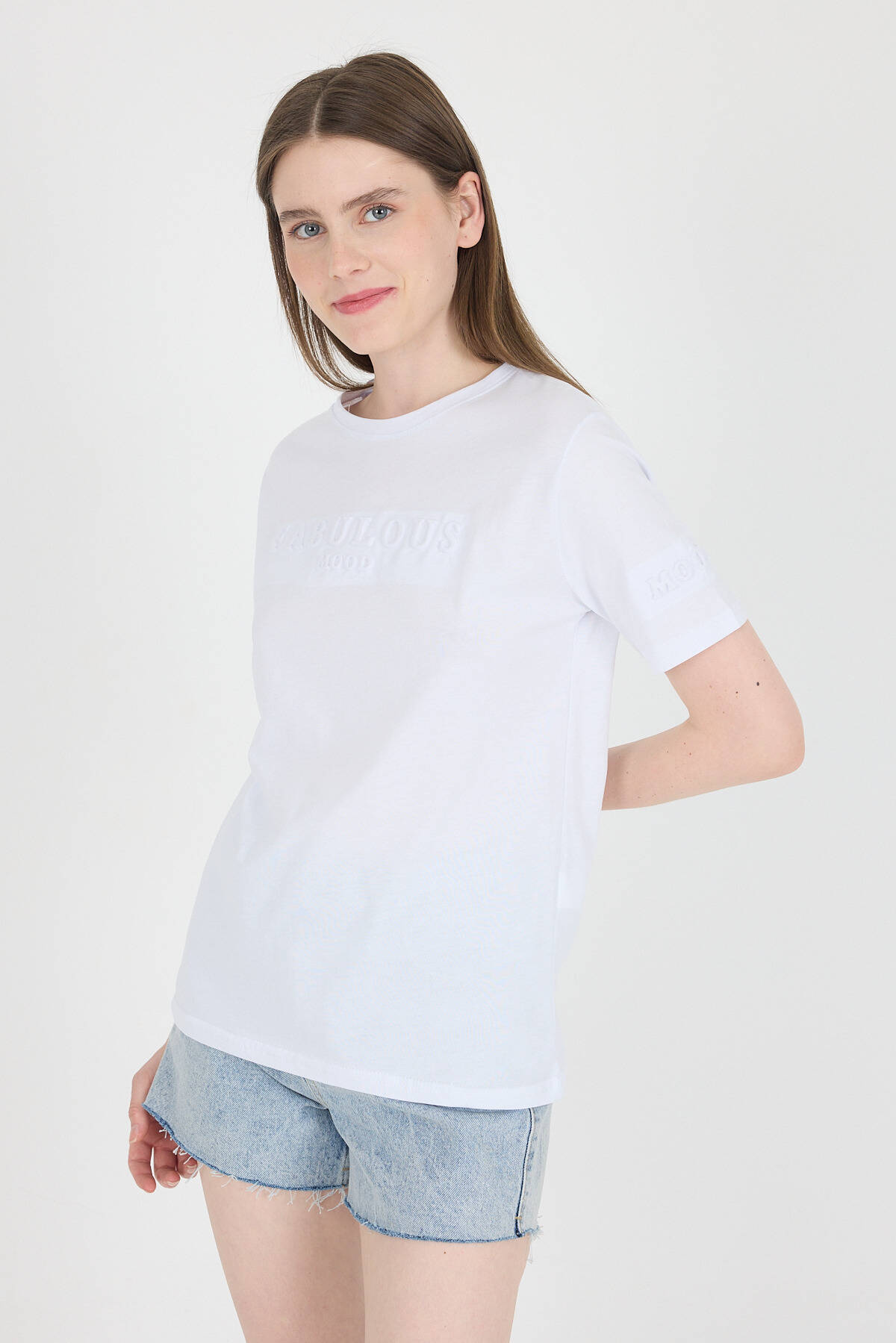 Beyaz Kabartma Yazılı Relaxed Fit Tişört 25209 