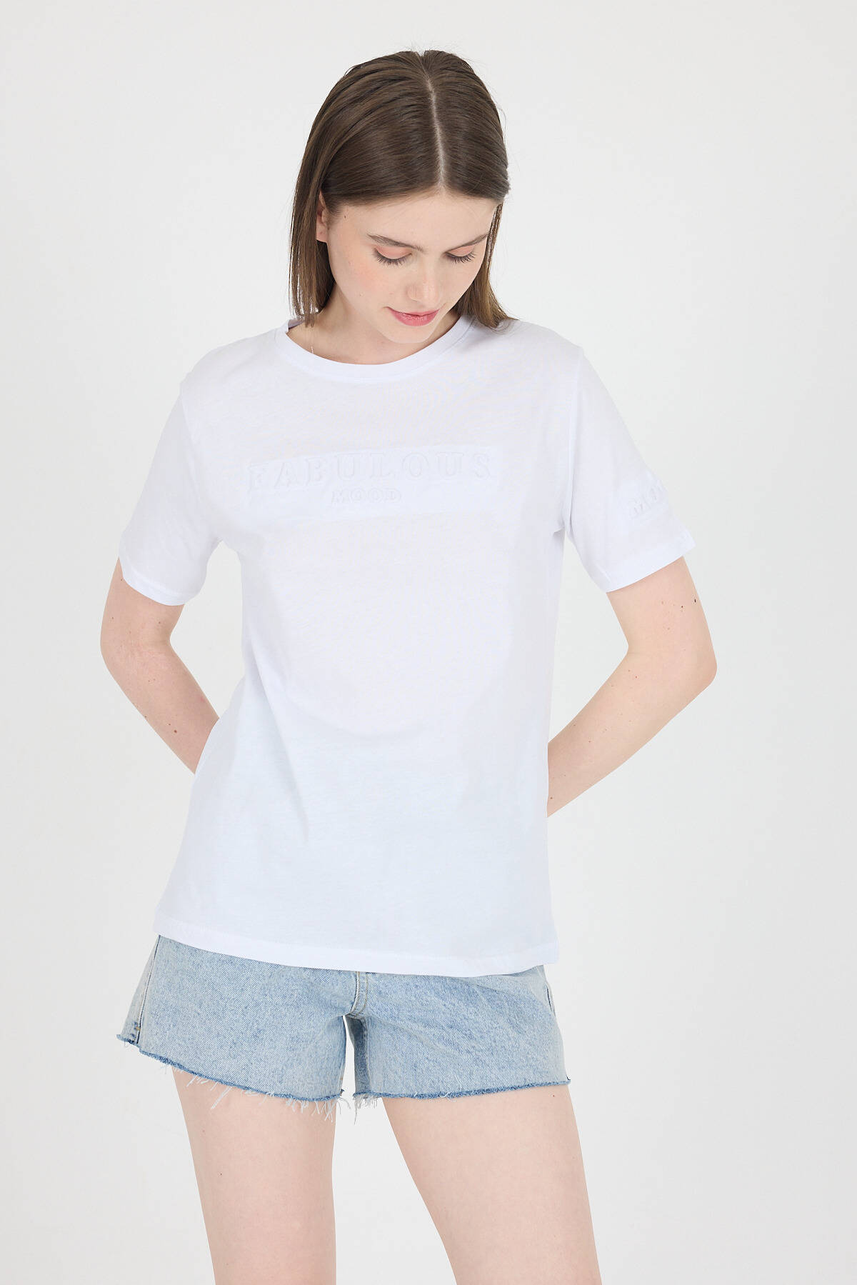 Beyaz Kabartma Yazılı Relaxed Fit Tişört 25209 - Stilay