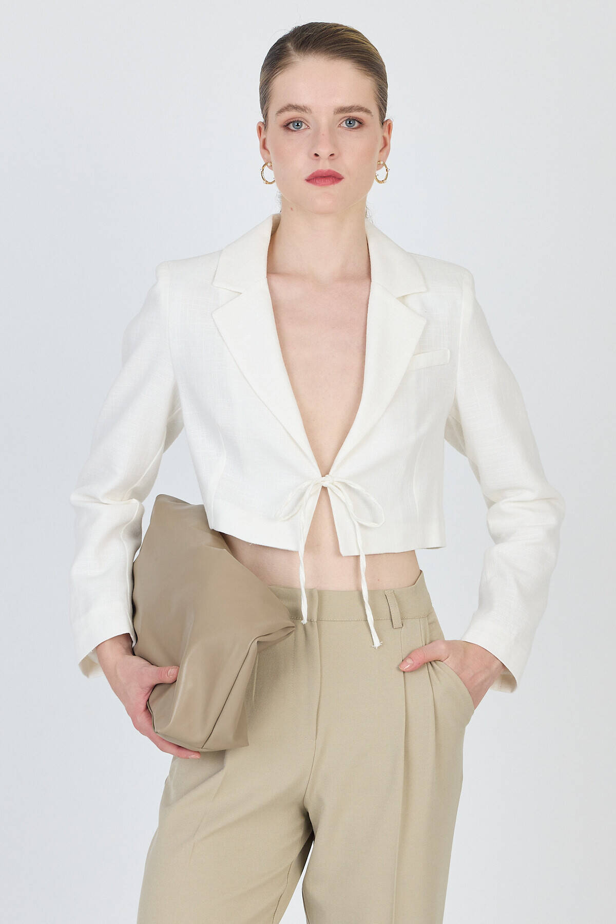 Beyaz Keten Görünümlü %100 Pamuk Bağlama Detaylı Crop Blazer Ceket 7070 - Stilay