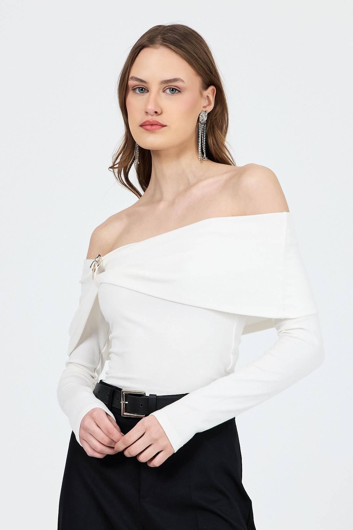 Beyaz Madonna Yaka Toka Detaylı Bluz 1465 
