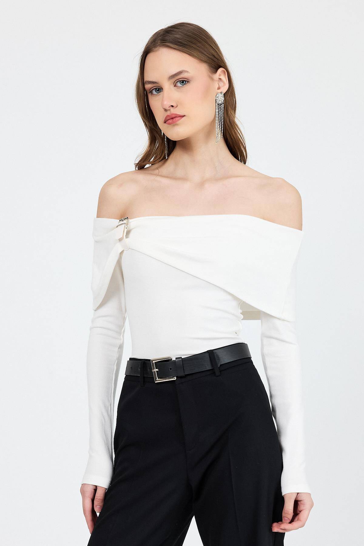 Beyaz Madonna Yaka Toka Detaylı Bluz 1465 - Stilay