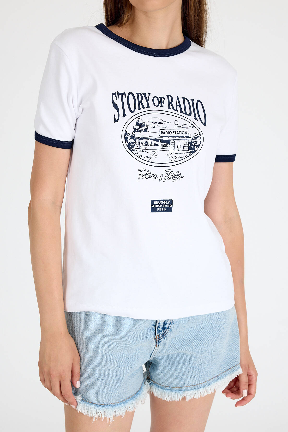 Beyaz Ribana Yaka ve Kol Detaylı Yazı Baskılı Tişört 5875 - Stilay