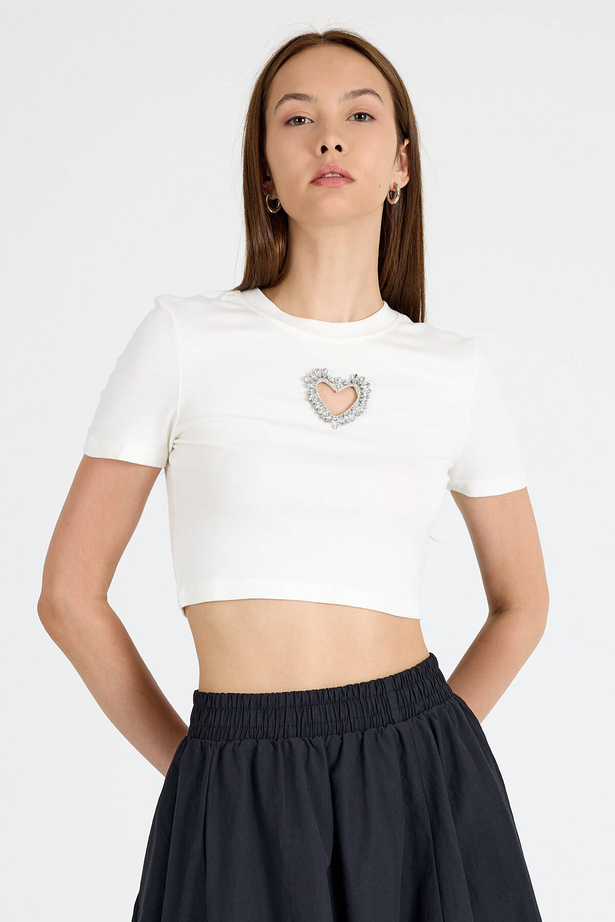 Beyaz Taş İşlemeli Kalp Detaylı Viskoz/Yumuşak Kumaş Crop Tişört 2444 - 6