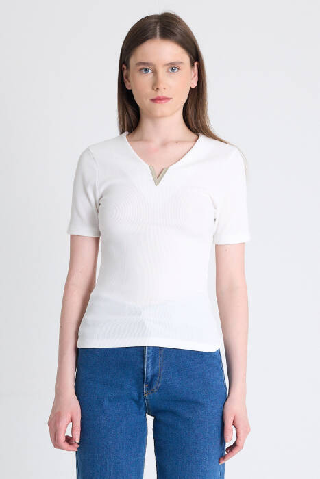 Beyaz V Yaka Aksesuar Detaylı Slim Fit Tişört 9206M - Stilay