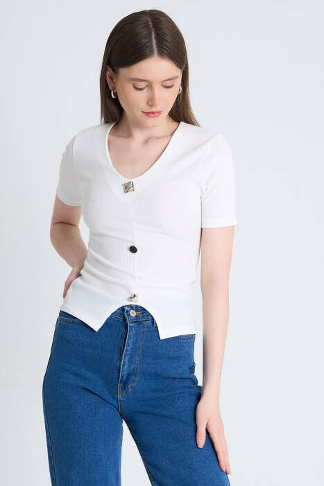 Beyaz V Yaka Düğme Detaylı Kısa Kollu Tişört 9205M - Stilay