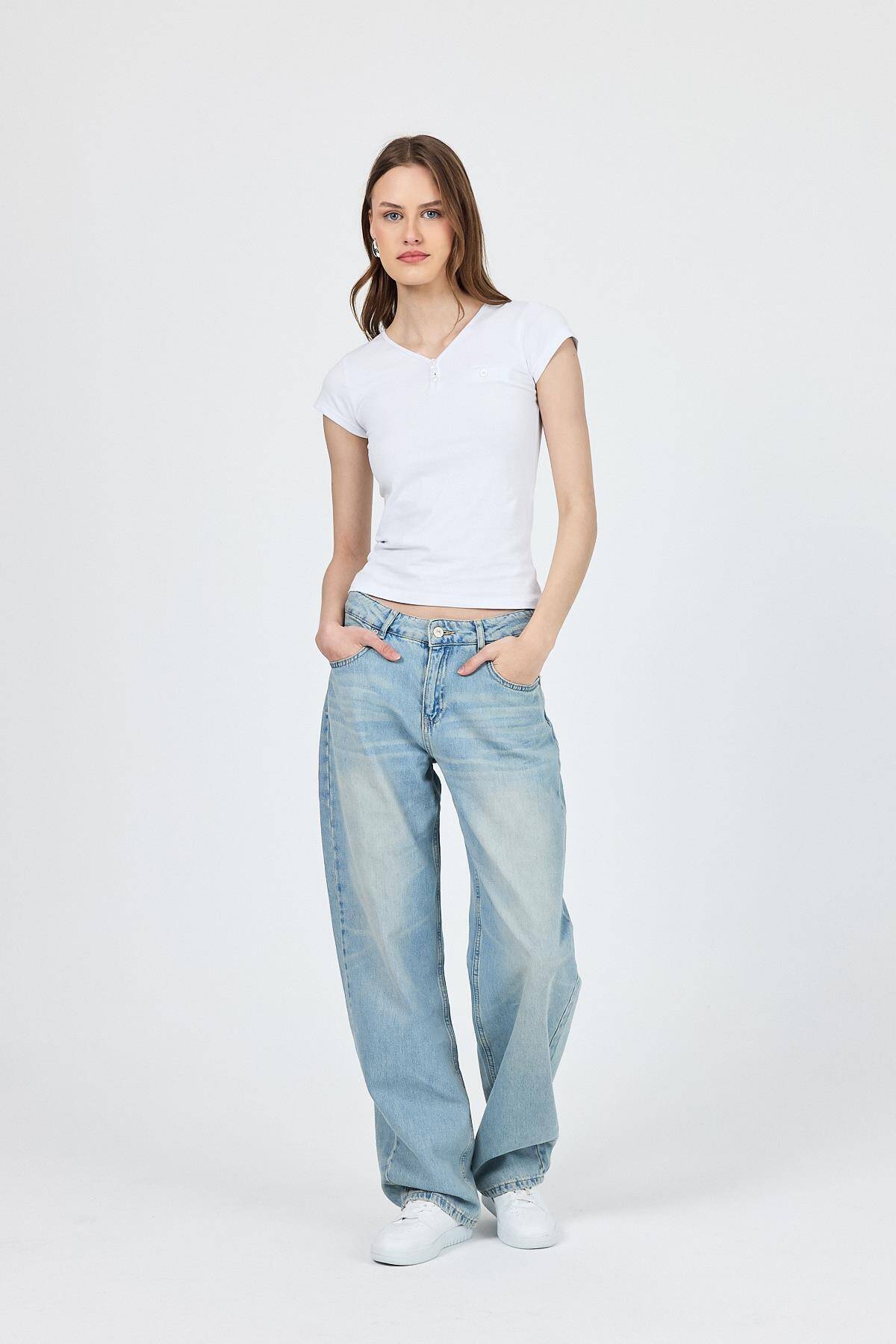 Beyaz V Yaka Düğmeli Cep Detaylı Slim Fit Tişört 2213 - Stilay