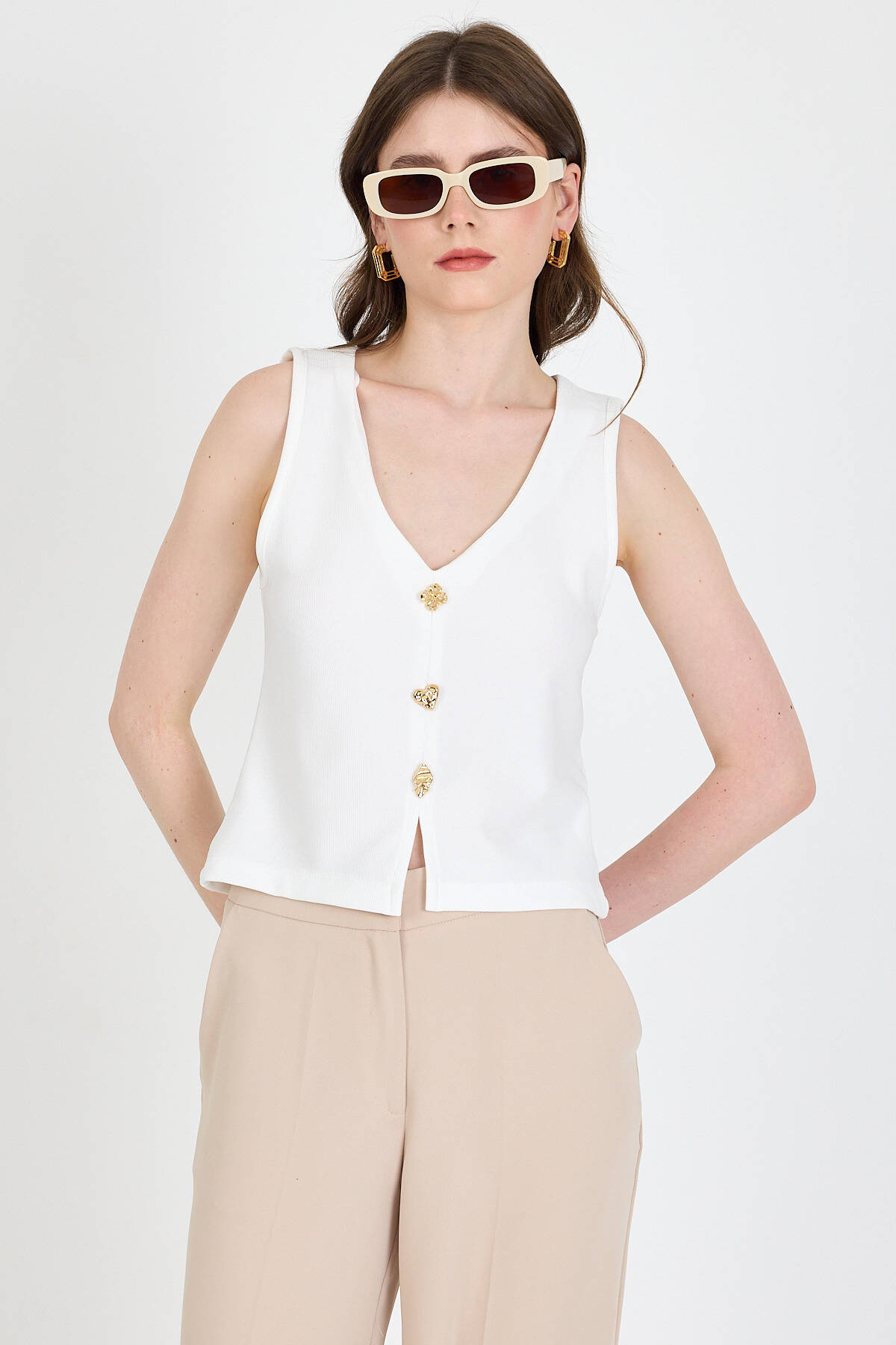 Beyaz V Yaka Düğmeli Kolsuz Bluz 019 - Stilay