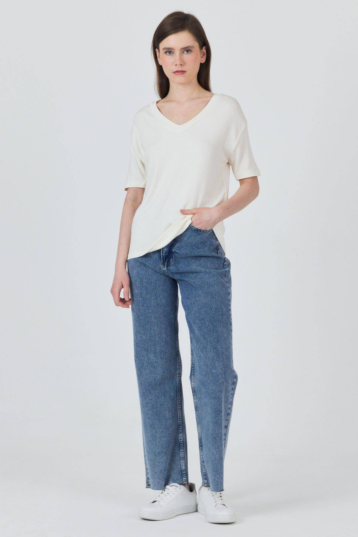 Beyaz V Yaka Viskoz/Yumuşak Kumaş Dökümlü Tişört 3077 - Stilay