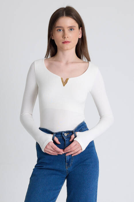 Beyaz Viskoz/Yumuşak Kumaş Aksesuarlı Parmak Geçme Detaylı Bluz 1476 - Stilay