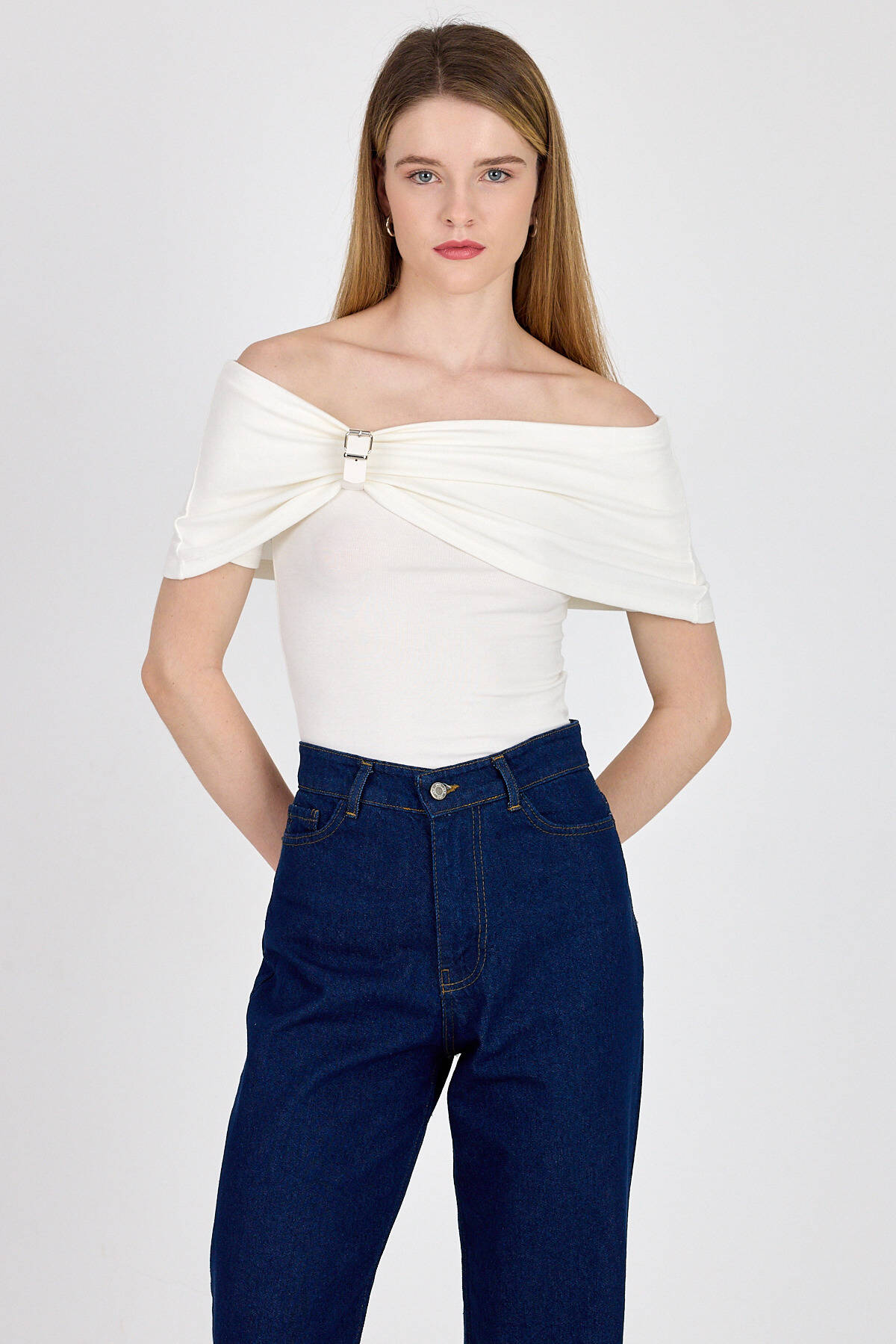 Beyaz Viskoz/Yumuşak Kumaş Madonna Yaka Toka Detaylı Bluz 1475 - Stilay