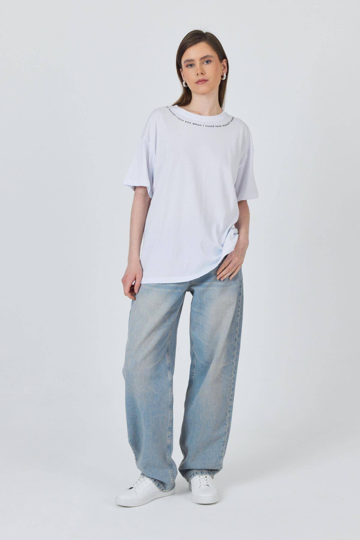 Beyaz Yaka Yazı Baskılı Oversize Pamuklu Tişört 2150-34M - Stilay