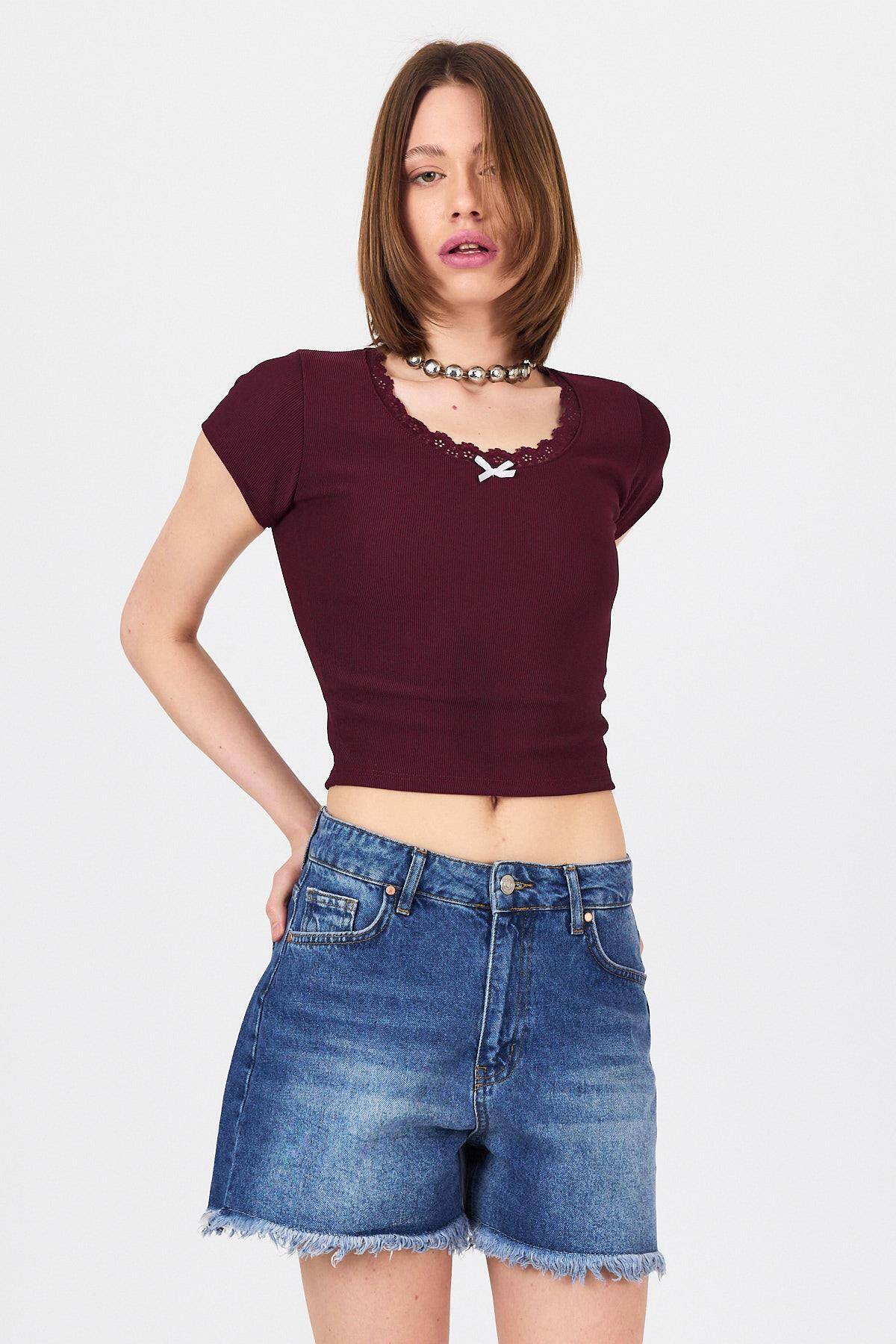 Bordo Dantel Yaka Fiyonk Detaylı Crop Tişört 2207 - Stilay