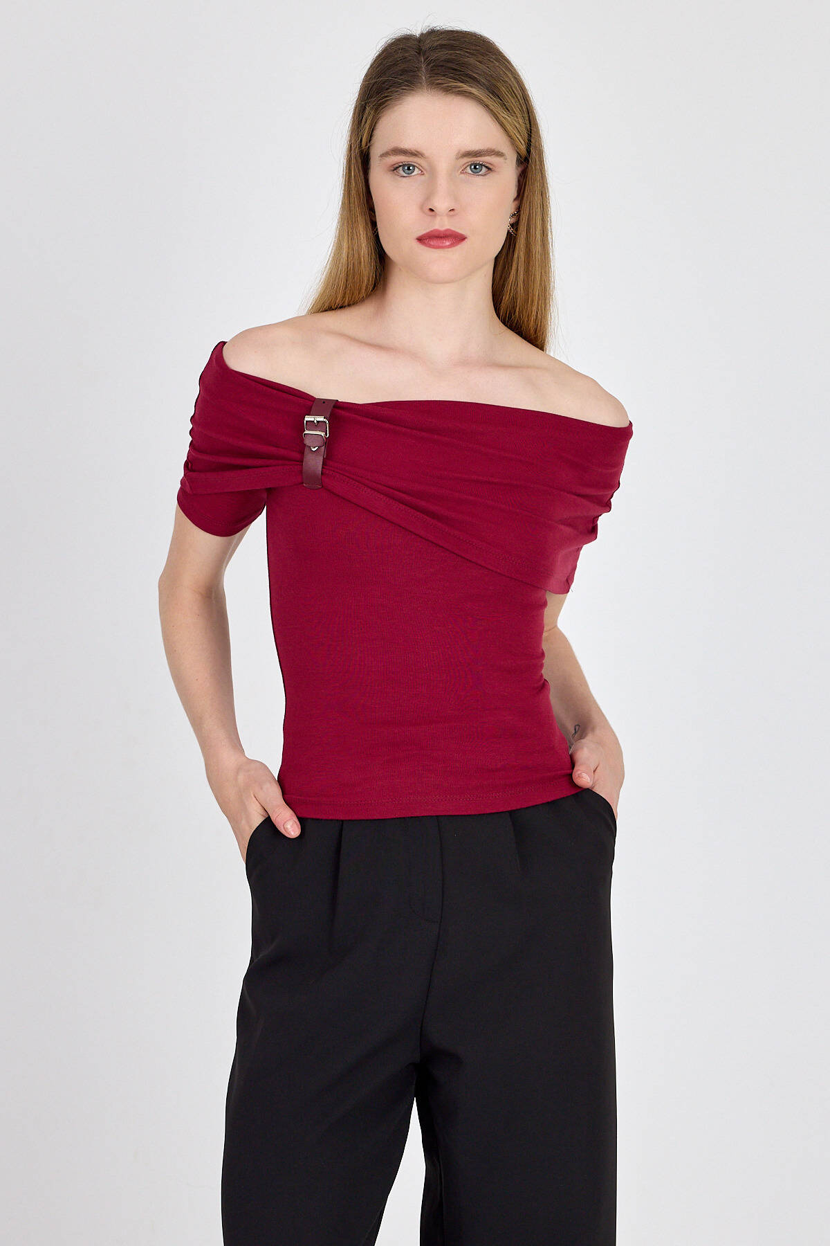 Bordo Viskoz/Yumuşak Kumaş Madonna Yaka Toka Detaylı Bluz 1475 - 2