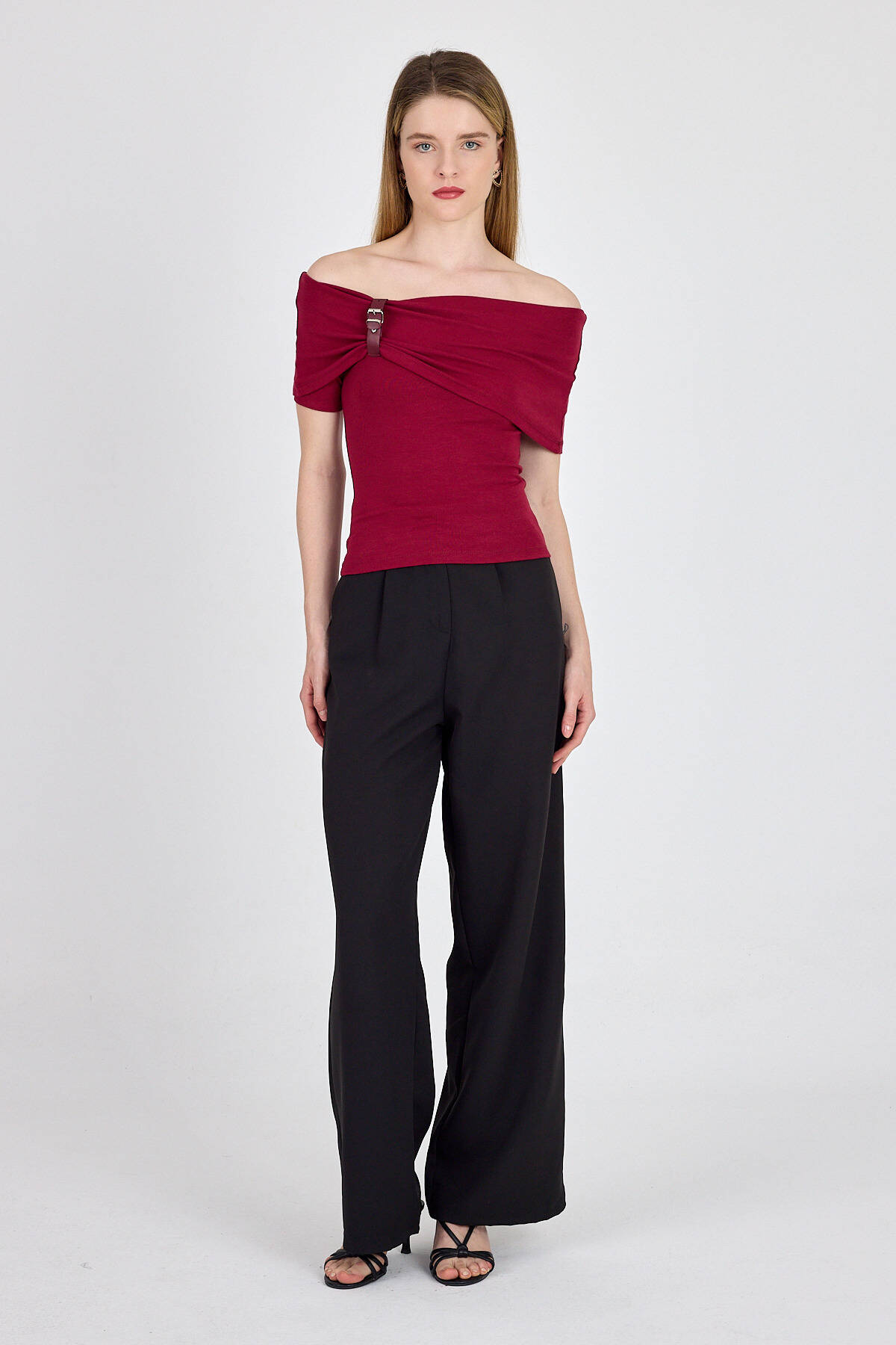 Bordo Viskoz/Yumuşak Kumaş Madonna Yaka Toka Detaylı Bluz 1475 - 3