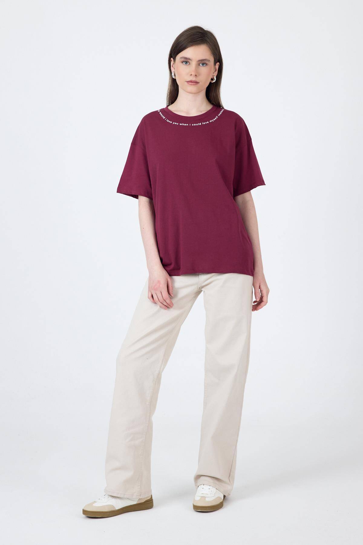 Bordo Yaka Yazı Baskılı Oversize Pamuklu Tişört 2150-34M - Stilay