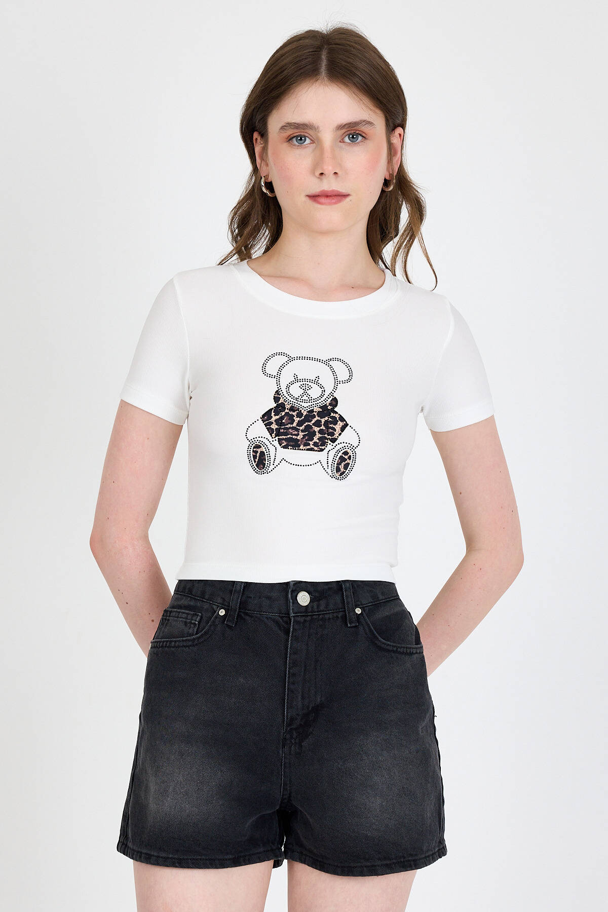 Ekru Ayıcık Baskılı Leopar Detaylı Slim Fit Crop Tişört 0549 - Stilay