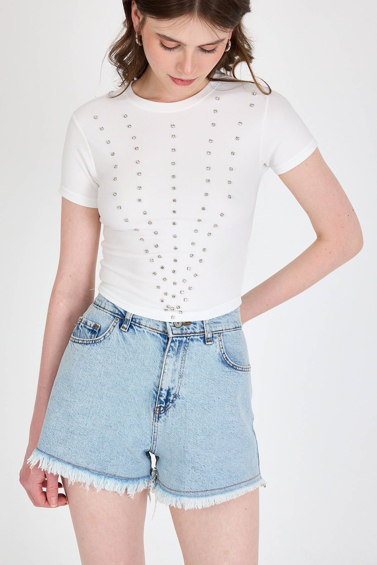 Ekru Bisiklet Yaka Taş İşleme Detaylı Slim Fit Crop Tişört 1149 - Stilay