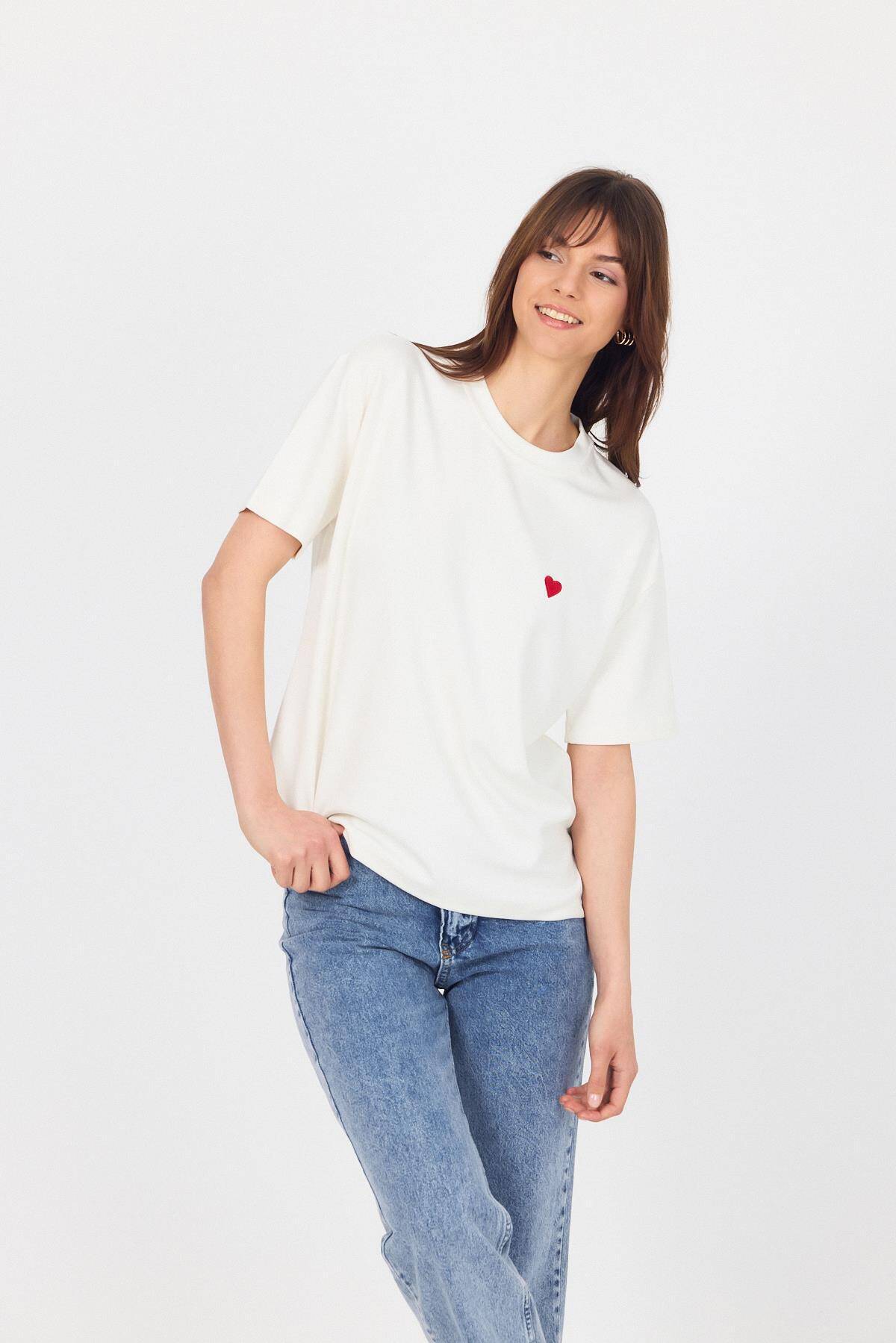 Ekru Kalp Nakışlı Premium Kumaş Tişört 6218 - Stilay