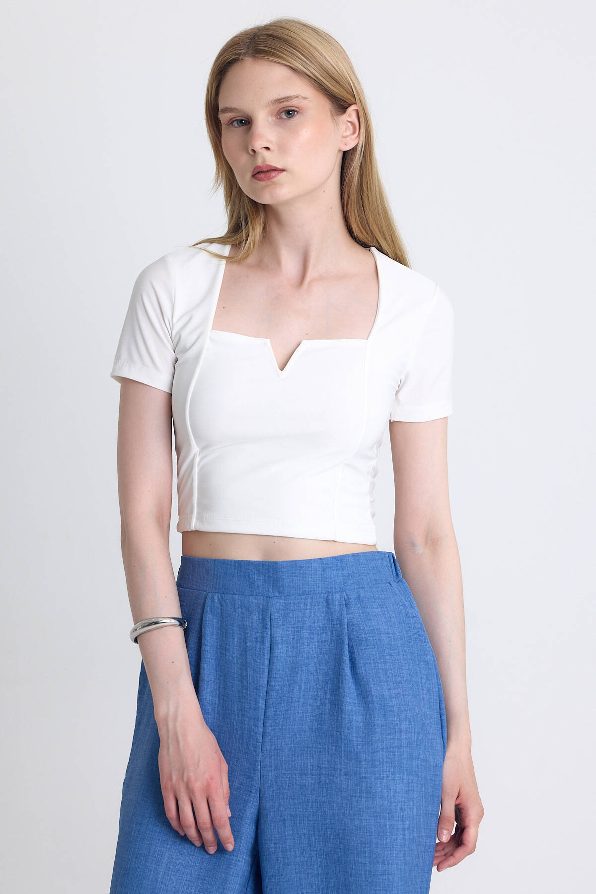 Ekru Kare Yaka V Kesim Detaylı Crop Bluz 10432 - 1