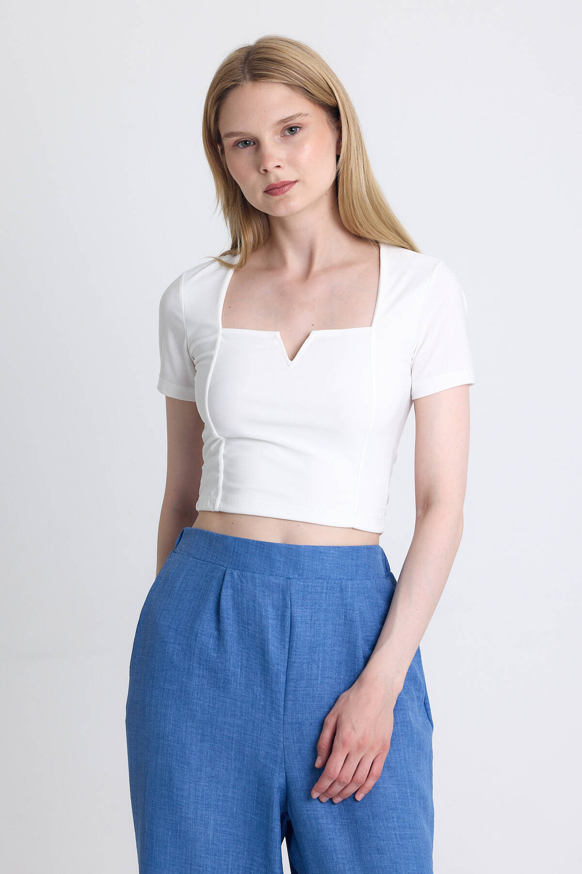 Ekru Kare Yaka V Kesim Detaylı Crop Bluz 10432 - Stilay