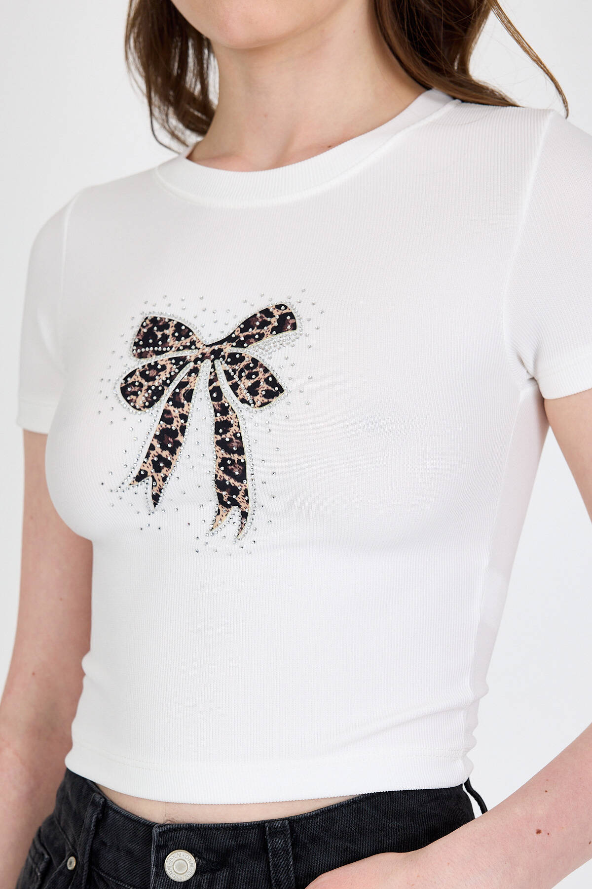 Ekru Leopar Fiyonk Baskılı Taş Detaylı Slim Fit Crop Tişört 0549-1 - 3