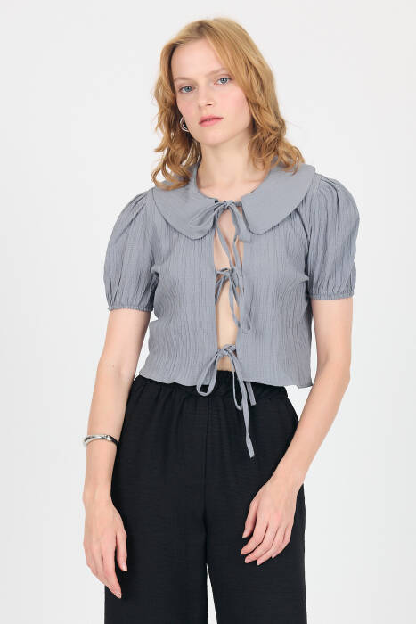 Gri Bağlama Detaylı Bebe Yaka Crop Bluz 8064 