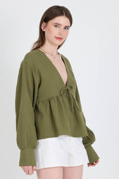 Haki %100 Pamuk V Yaka Ön Bağlama Detaylı Bluz 4784A - Stilay