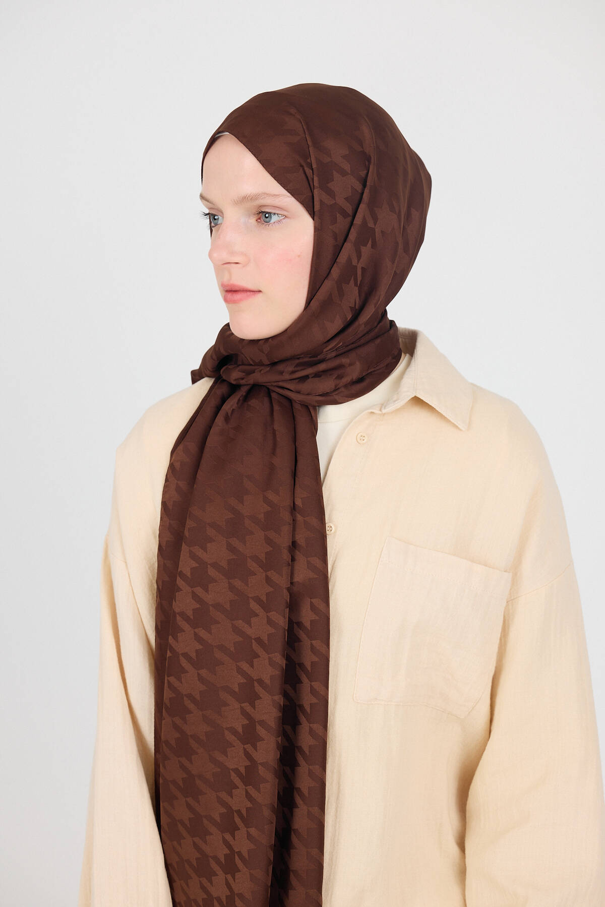 Kahve Kazayağı Desenli Jakar Şal 5686 - Stilay