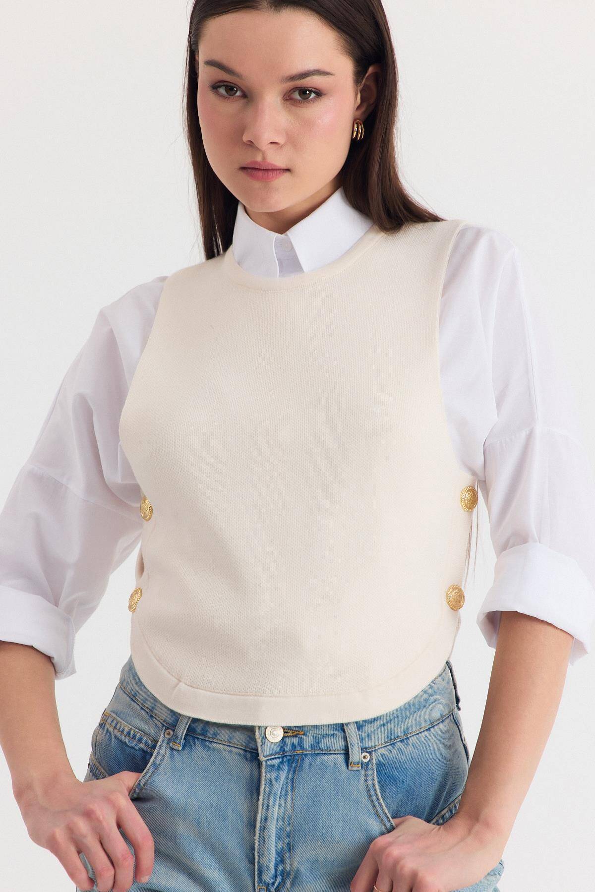 Krem Yan Düğme Detay Sıfır Kol Süveter 2111 - Stilay