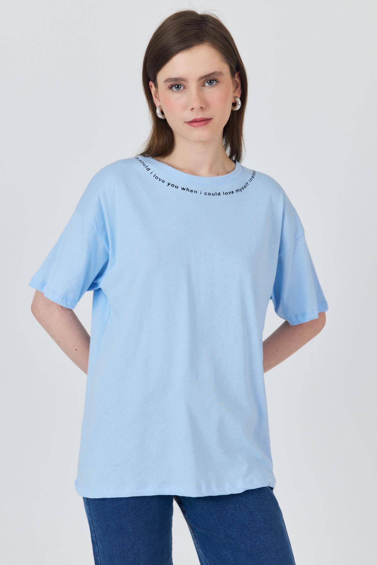 Mavi Yaka Yazı Baskılı Oversize Pamuklu Tişört 2150-34M - Stilay