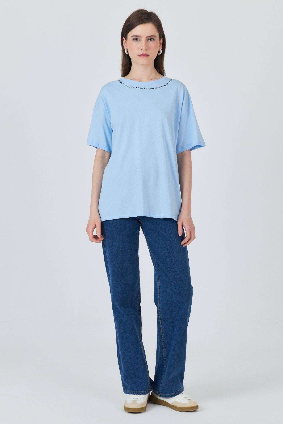 Mavi Yaka Yazı Baskılı Oversize Pamuklu Tişört 2150-34M - 3
