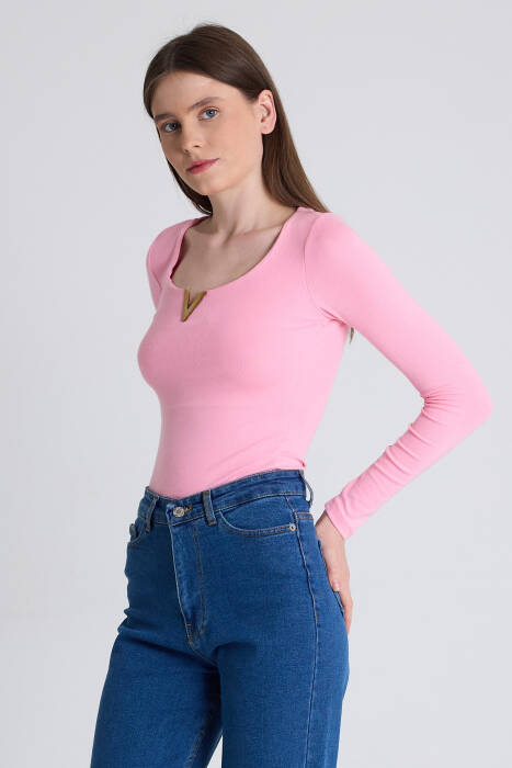 Pembe Viskoz/Yumuşak Kumaş Aksesuarlı Parmak Geçme Detaylı Bluz 1476 