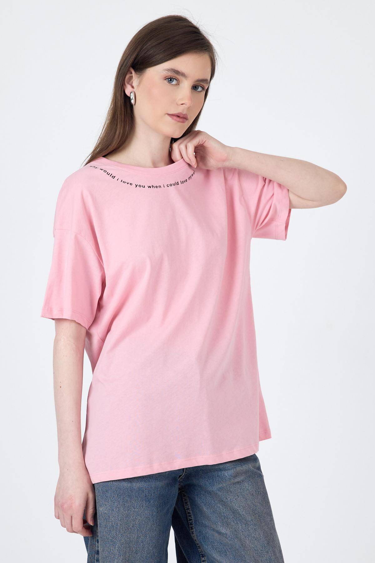Pembe Yaka Yazı Baskılı Oversize Pamuklu Tişört 2150-34M - Stilay